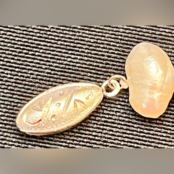 VTG 18 inch Blister Pearl Necklace With a Safety Clasp Labeled Silver Iridescent - Picture 4 of 12